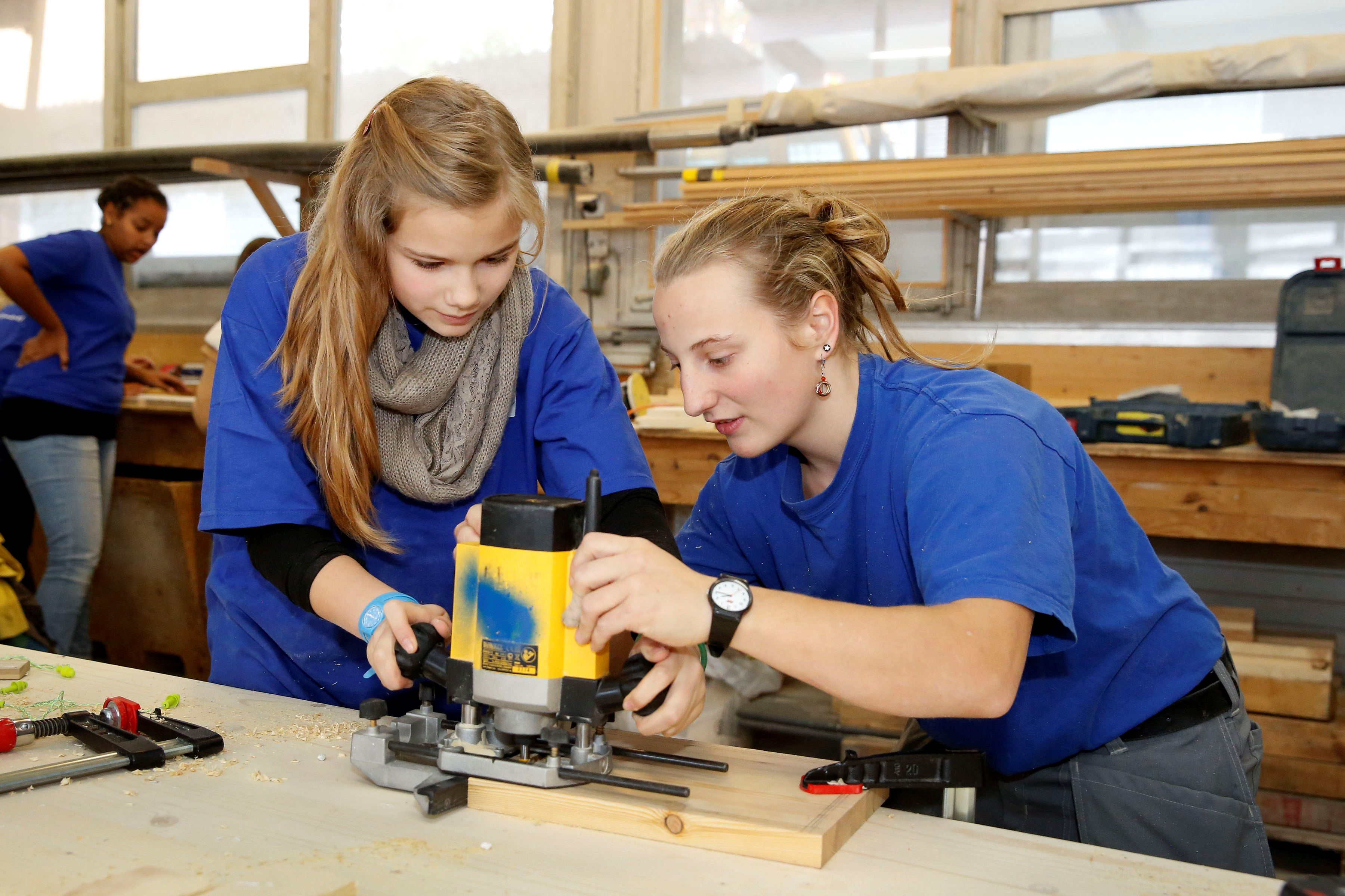 Jeunes en stage de menuiserie
